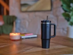 Vaso Térmico Quencher 1.18 lts - Color Negro - incluye 2 tapas